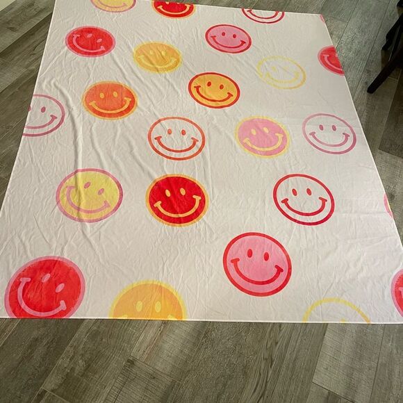 Smiling Faces Pattern Wall Tapestry - Picture 1 of 4